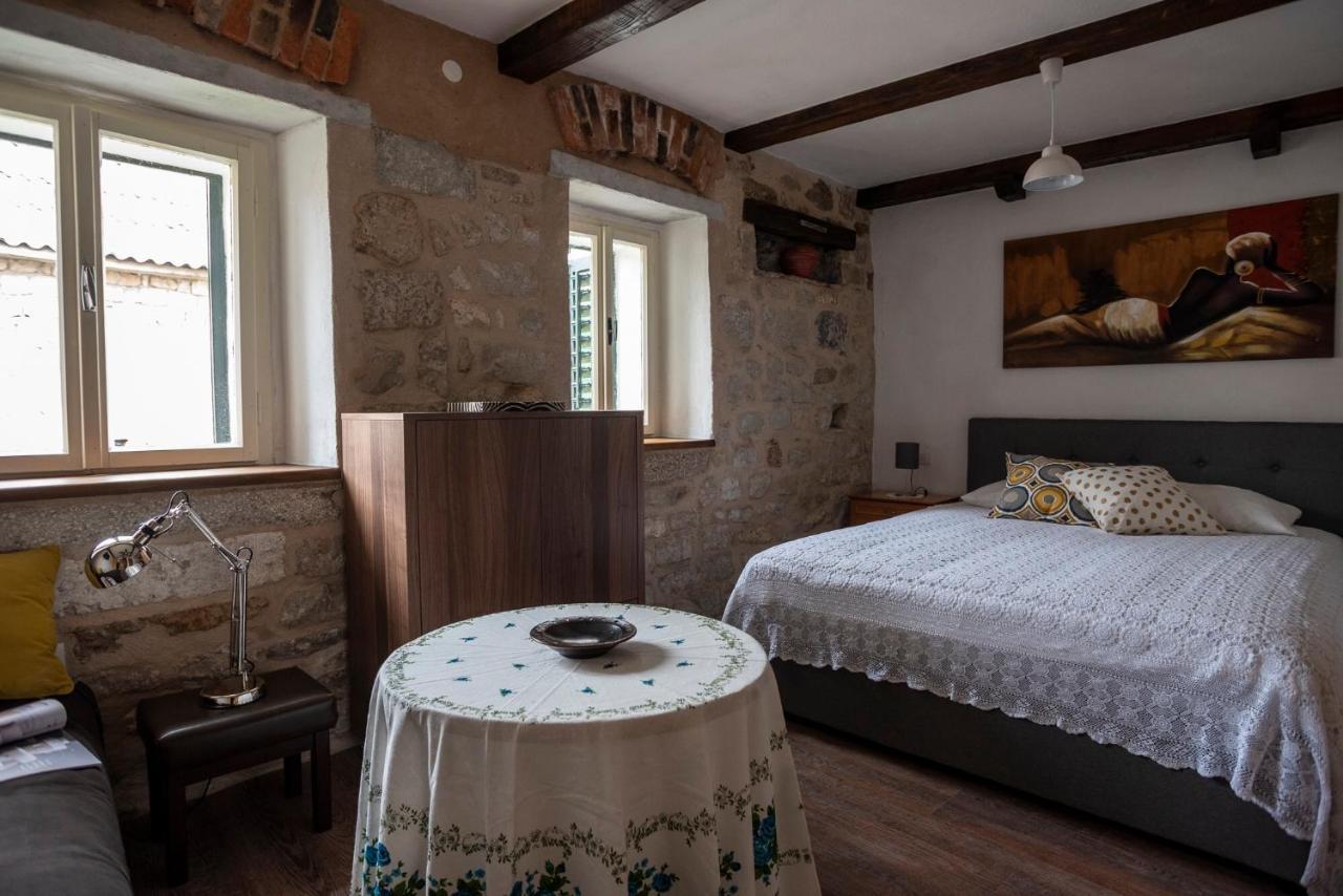 Guesthouse Nina Kaštel Novi Buitenkant foto