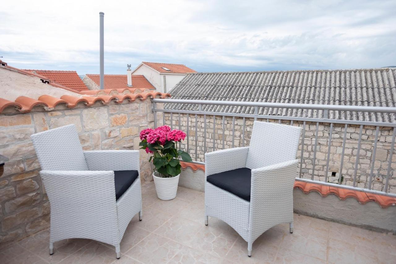 Guesthouse Nina Kaštel Novi Buitenkant foto